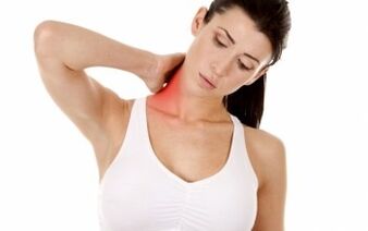 Drawing pains in the neck and shoulder blades when turning the head. 
